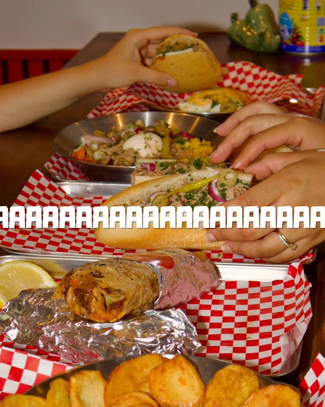 Mains qui se servent dans les plats de Zina